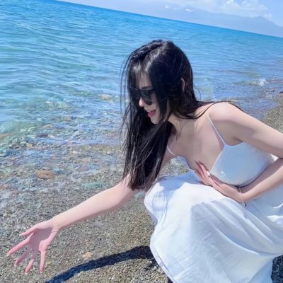 给小酒馆女子喝高杯酒